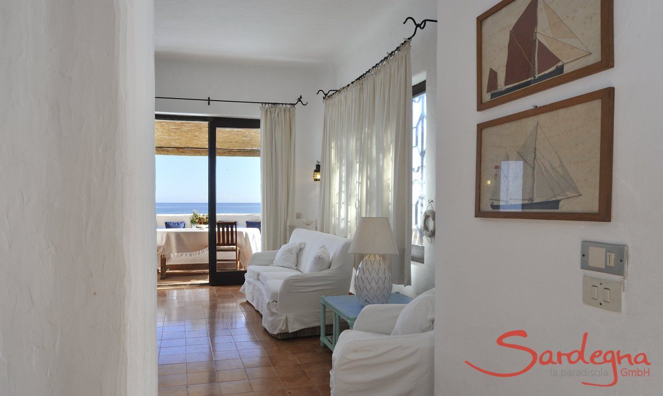 Villa Su Faru 1 | Vista sul salotto, sulla veranda e sul mare Vista sul salotto, sulla veranda e sul mare