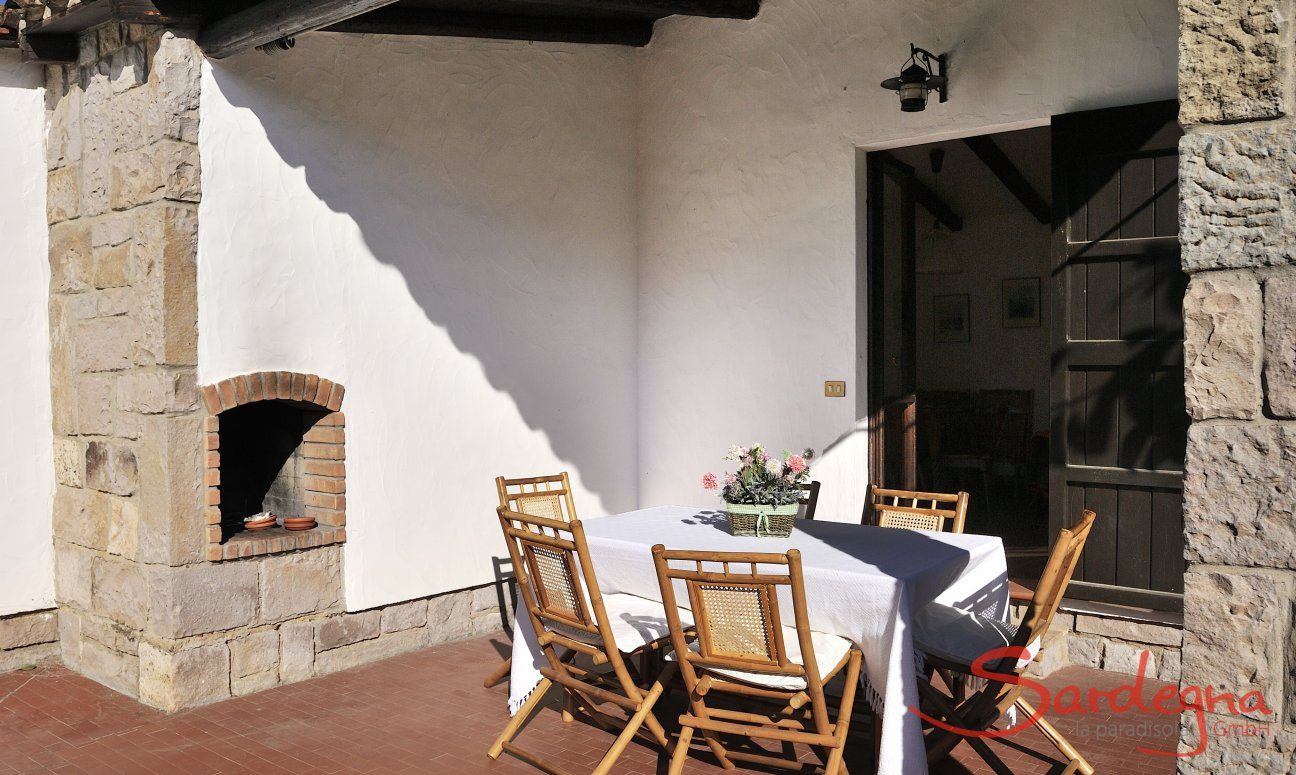 Su Faru 4 | Veranda coperta con tavolo e barbeque Villa Su Faru 4