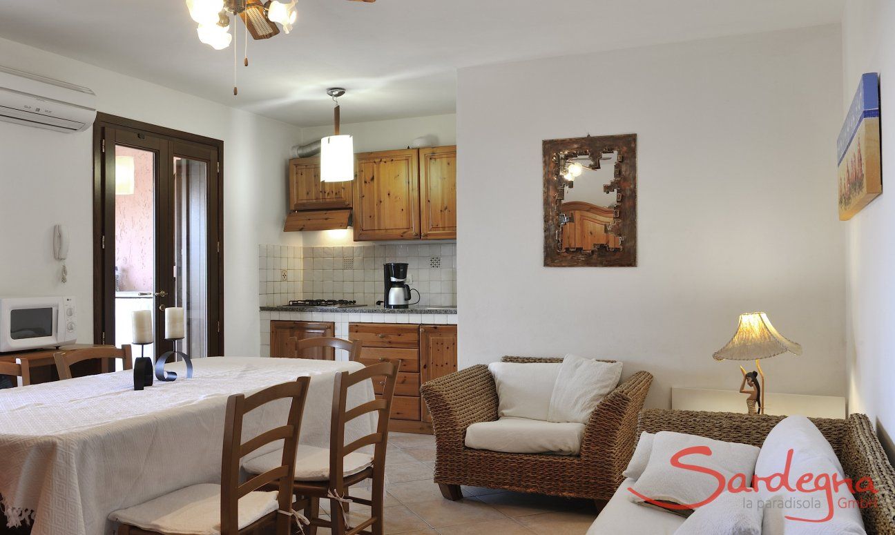 Apartment Castededdu 9 | Soggiorno con tavolo per mangiare, divano e cucinotto Soggiorno