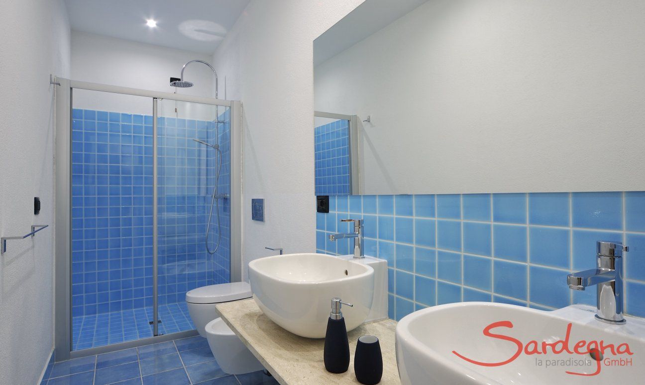 Apartment Cala Liberotto I | Bagno 2 con doccia e doppio lavandino Bagno