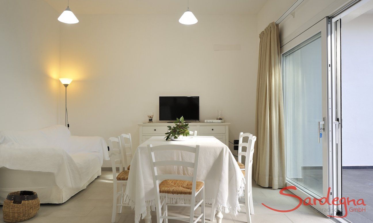 Apartment Cala Liberotto I | Soggiorno luminosa con accesso diretto sulla terazza Living