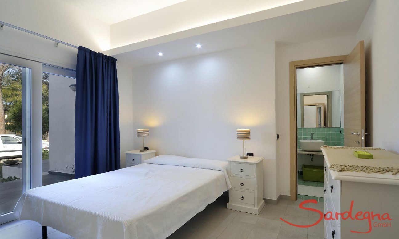 Apartment Cala Liberotto I | Camera 1 con letto matrimoniale e bagno privato Camera da letto