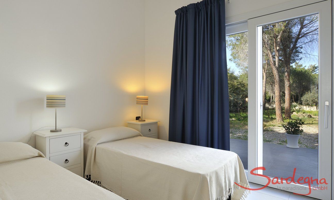 Apartment Cala Liberotto I | Camera 2 con due letti singoli e accesso al giardino Camera da letto