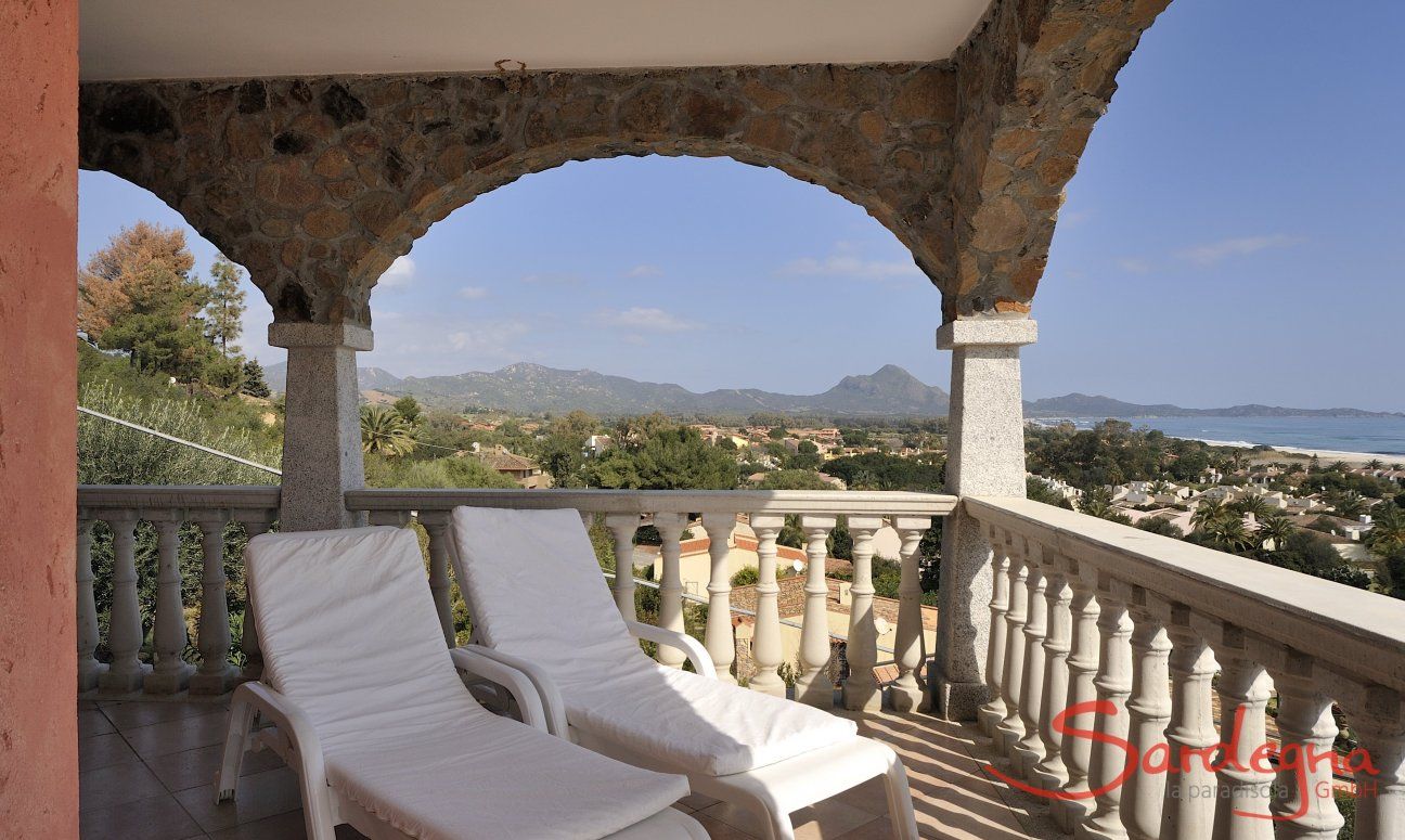 Apartment Castededdu 2 | Terrazza con lettini da sole da dove godersi la vista su Costa Rei Terrazza con lettini da sole