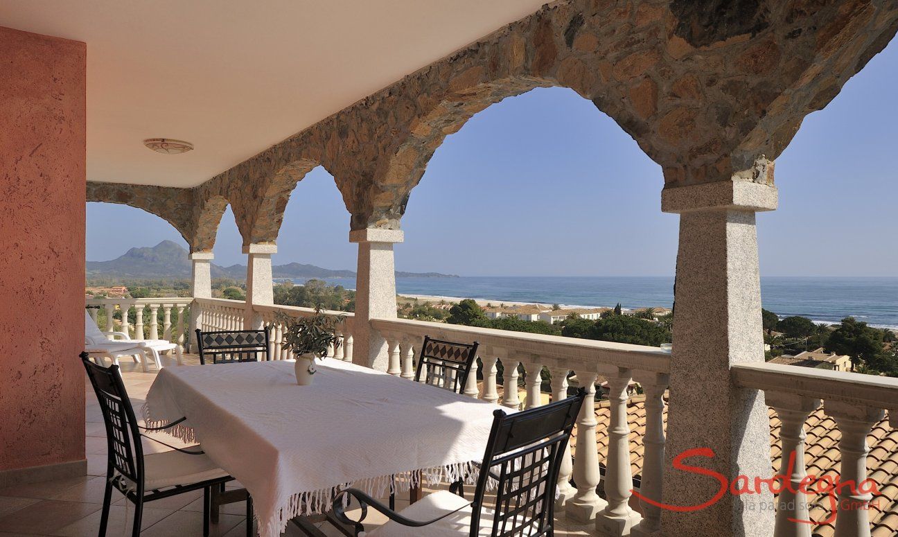 Apartment Castededdu 2 | Terrazza con tavolo da pranzo e vista mare Terrazza con tavolo da pranzo