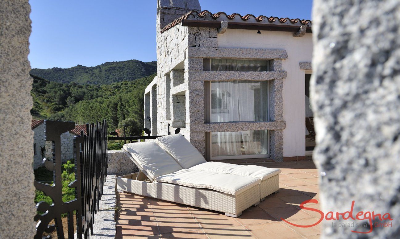 Li Conchi 25 | Patio con lettini da sole Patio