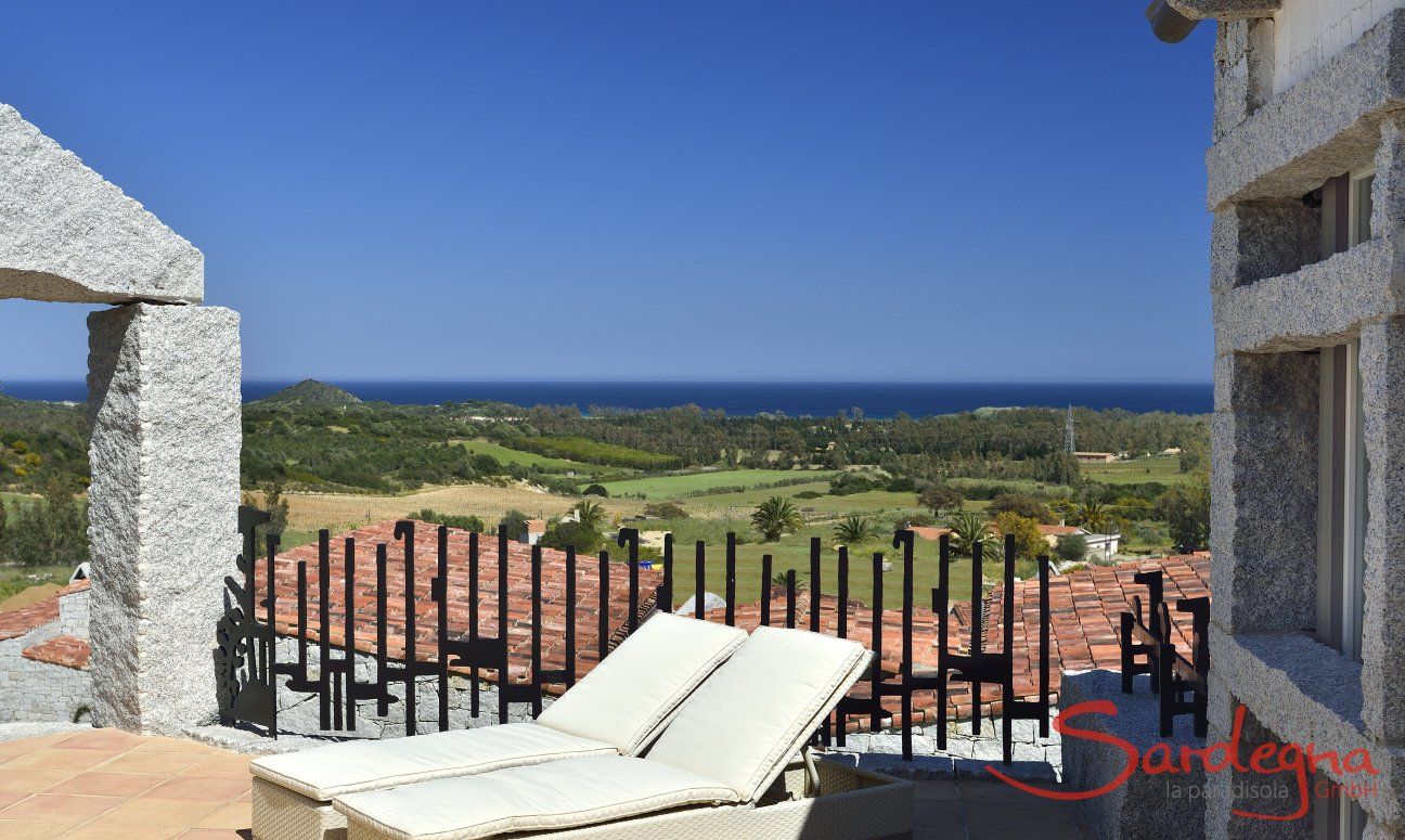 Li Conchi 25 | Vista mare dalla terrazza con lettini da sole Solarium