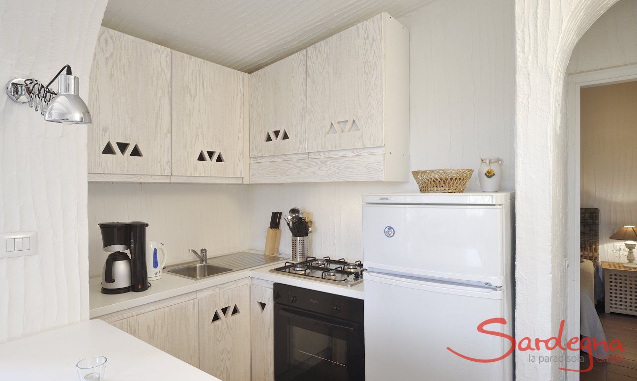 Casa 2 | Cucina bianca e luminoso ben arredata Sardegna