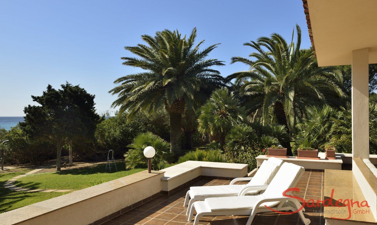 Villa Nautilus | Terrazza spaziosa con lettini da sole Sardegna