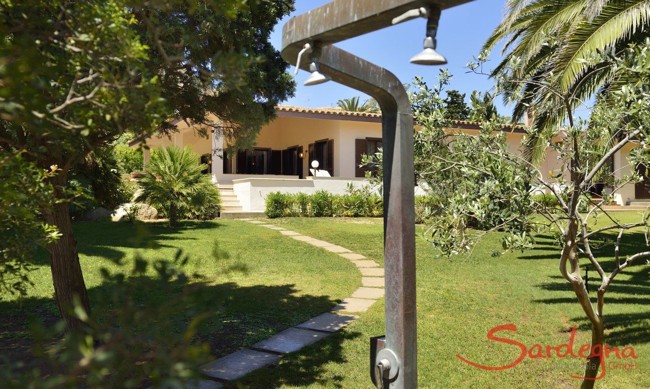 Villa Nautilus | Doccia esterna in giardino Sardegna
