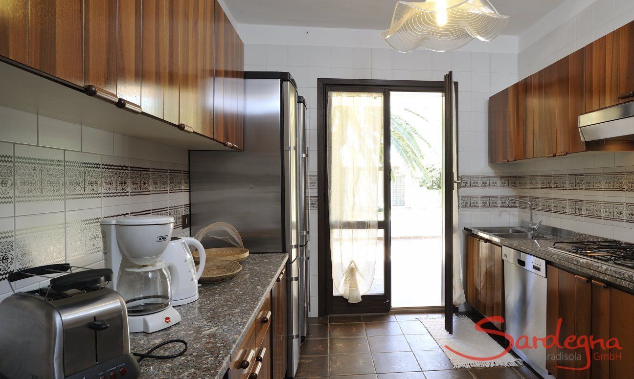 Villa Nautilus | Cucina ben arredata con accesso diretto al giardino Cucina