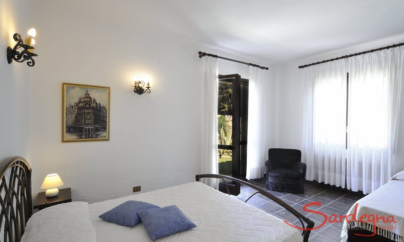Villa Nautilus | Camera 2 con letto matrimoniale, terzo letto e accesso al giardino Camera da letto
