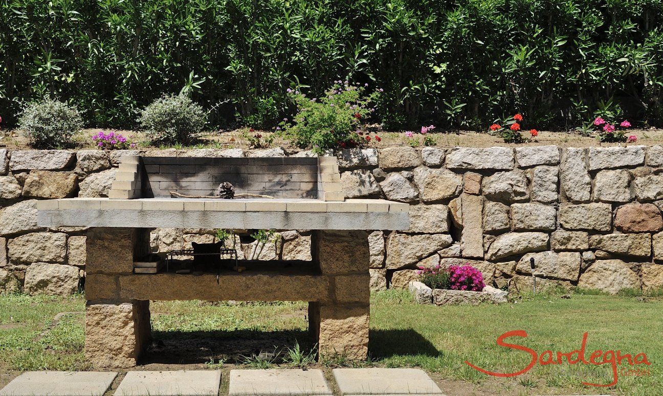 Villa Nautilus | Barbecue in pietra in giardino Barbecue