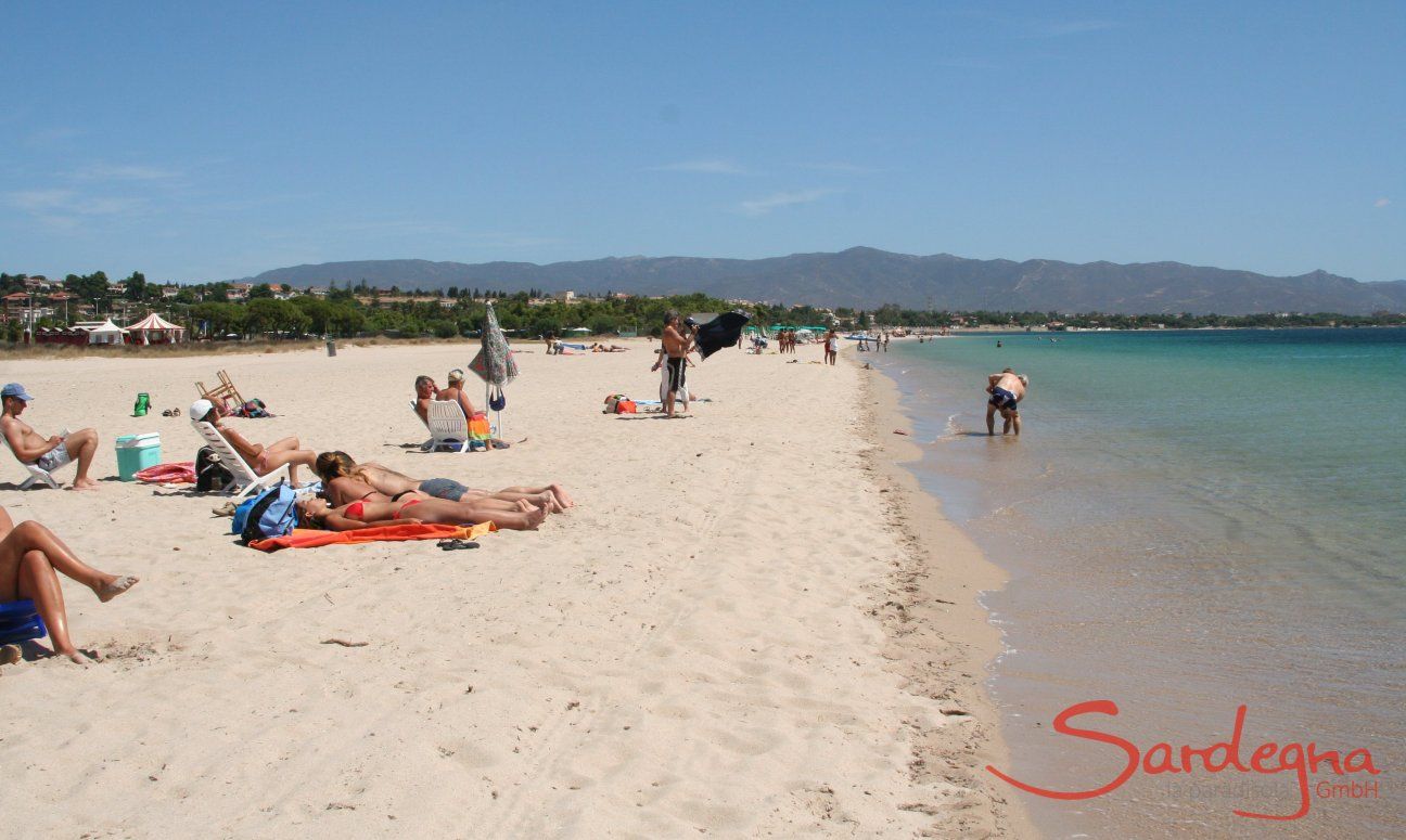 Visitatori sulla spiaggia bianca del Poetto vicino a Cagliari