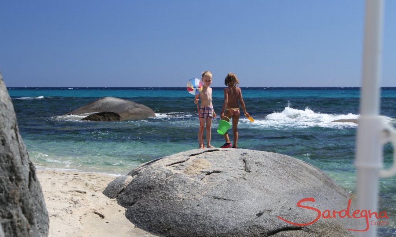 Bambini sulle rocce nel mare di Sant Elmo