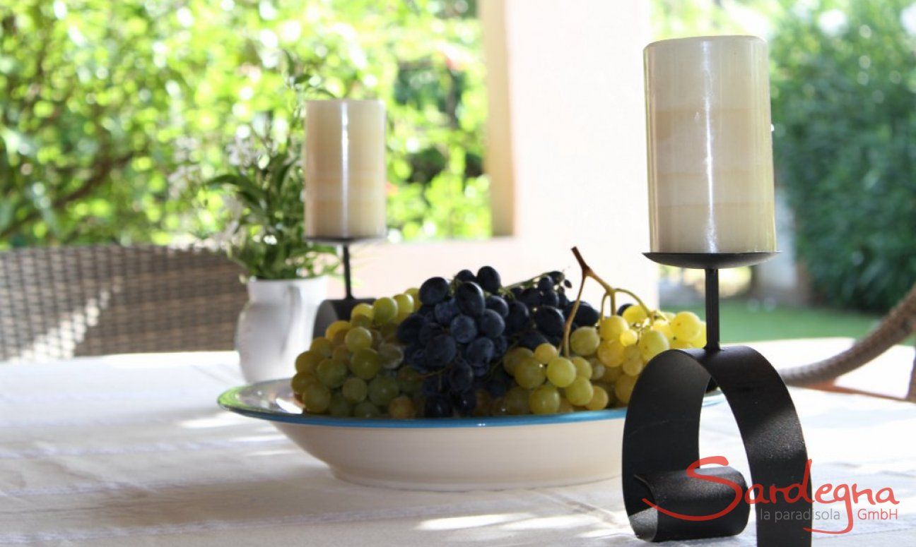 Villa Romana | Tavolo preparato con candele e uva sarda Sardegna