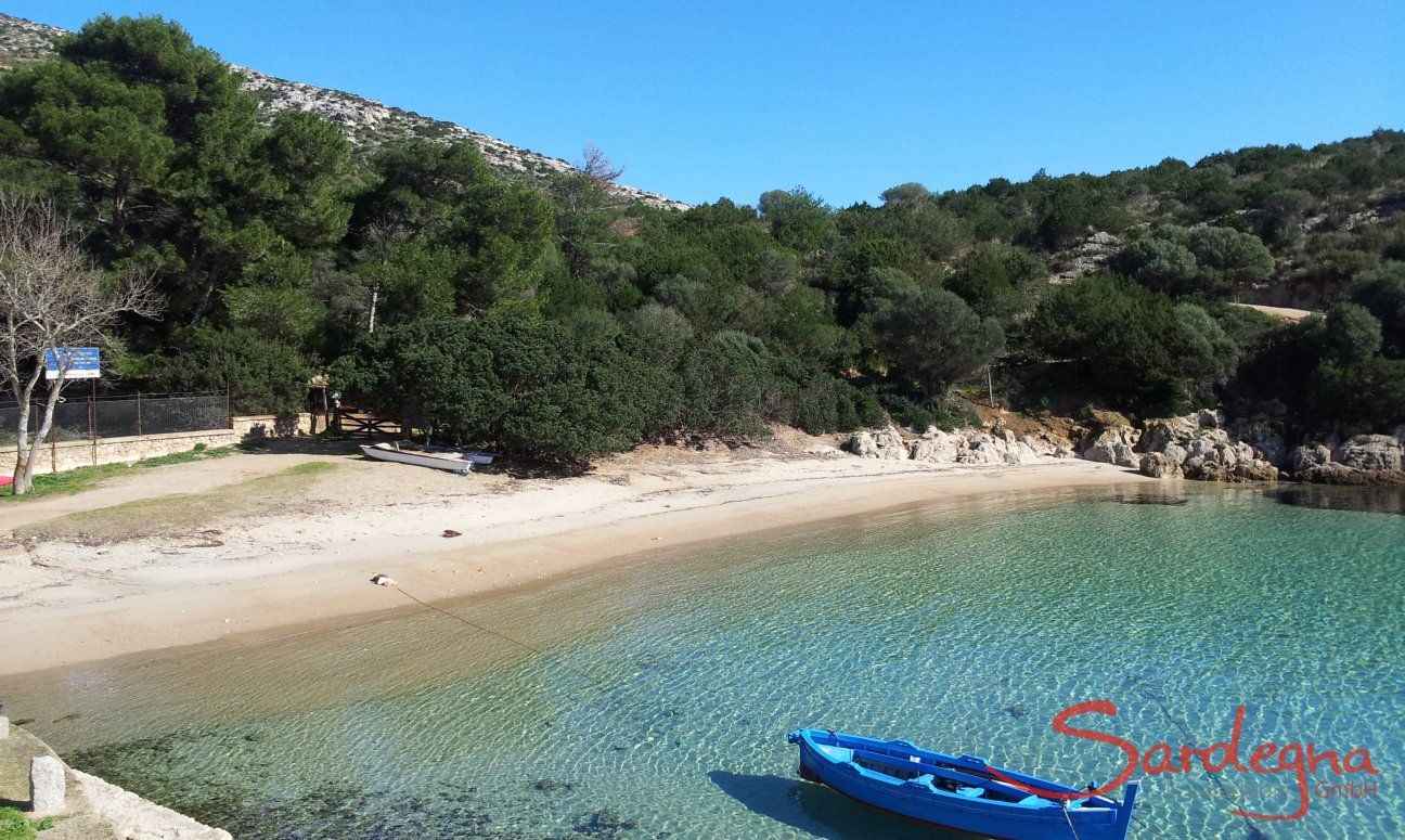 Peschereggio tradizionale sospeso nell'acqua trasparente di Cala Moresca, Golfo Aranci