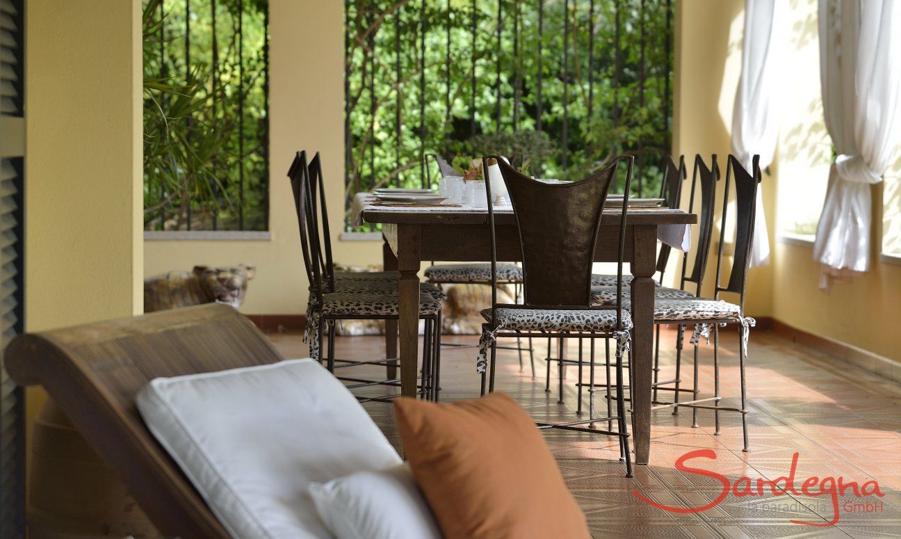 Villa Ulivi 12 | Il sole illumina la veranda coperta Veranda