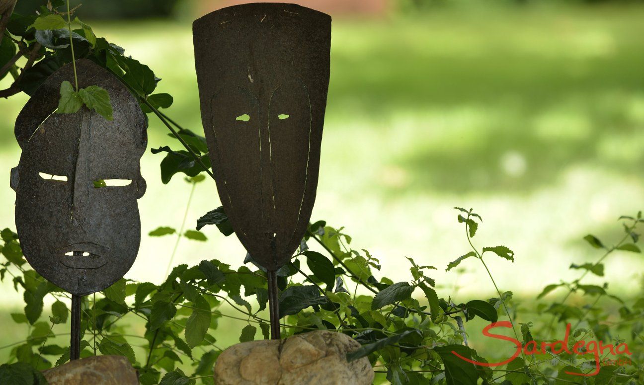 Villa Ulivi 12 | Maschere asiatiche decorano il giardino Dettagli
