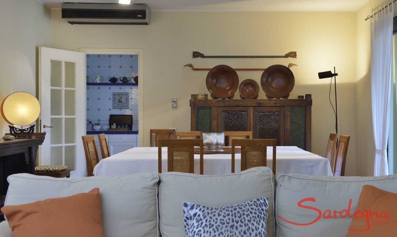 Villa Ulivi 12 | Soggiorno e zona pranzo con accesso alla cucina Living e pranzo