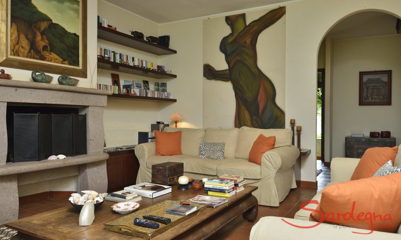 Villa Ulivi 12 | Divano e camino nel salotto Salone