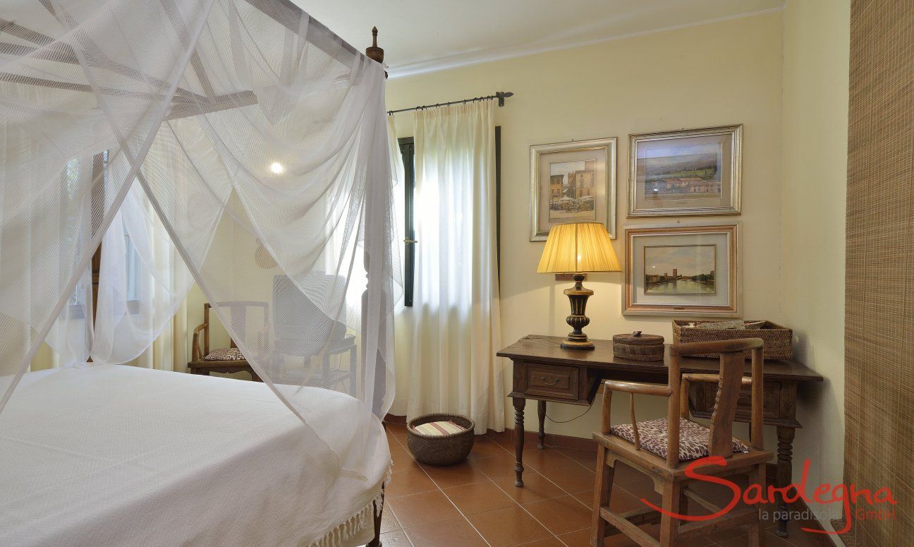 Villa Ulivi 12 | Camera 1 con letto matrimonial e scrivania Camera