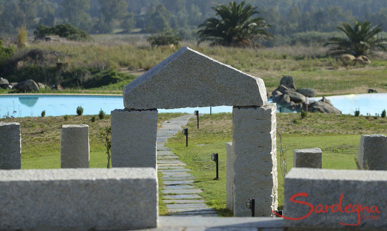 Arco in granito sopra la passeggiata che porta alla piscina di Li Conchi