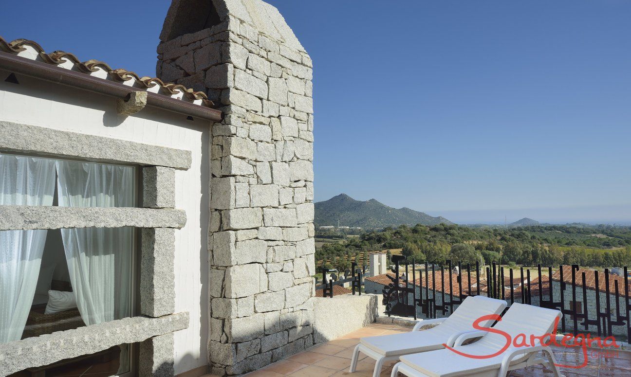 Li Conchi 11 | Veranda con lettini da sole e vista mare Sardegna