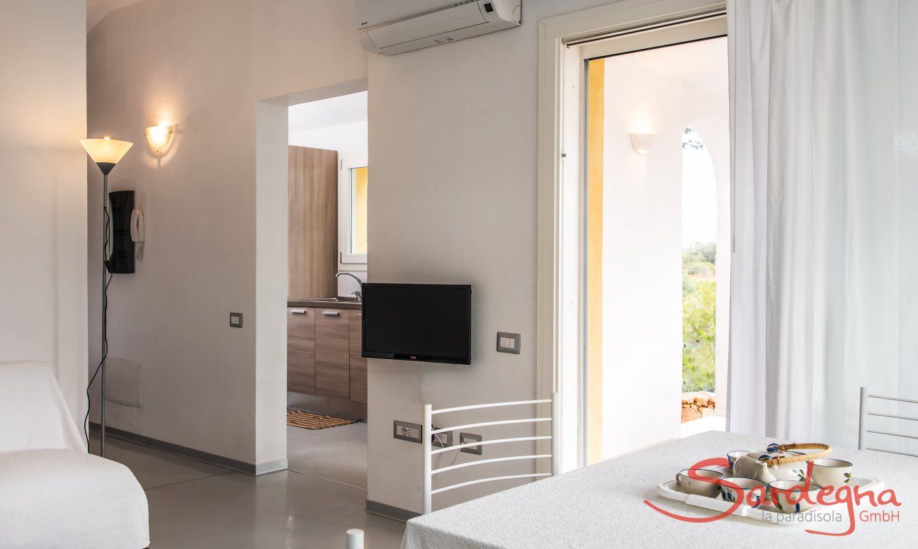 Villa Caterina | Ingresso con TV e aria condizionata Vista della cucina