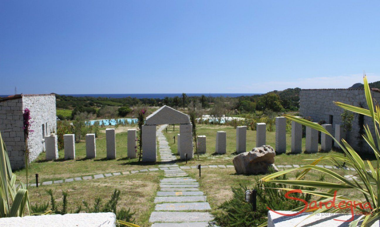 Vista sulla piscina fino al mare