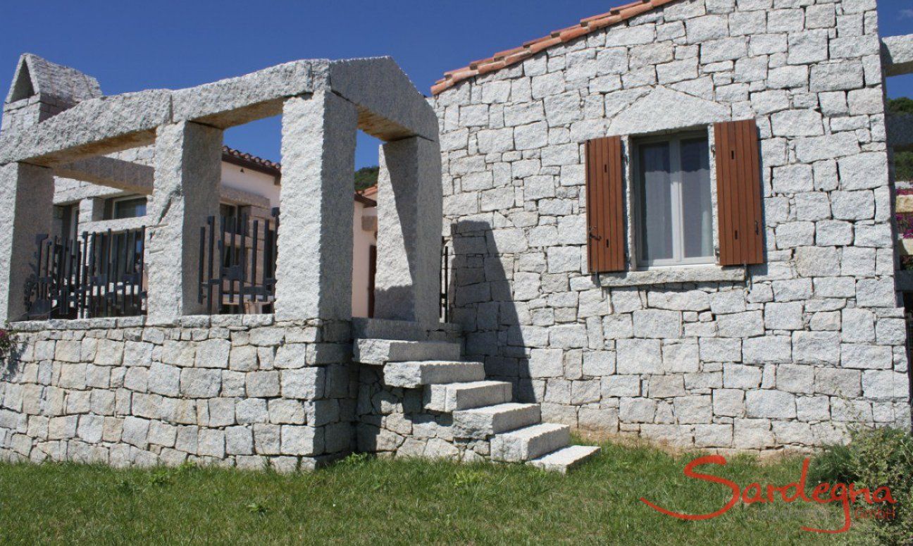 Li Conchi 32 | Entrata attraverso scalini in graniti e la veranda Entrata lato mare