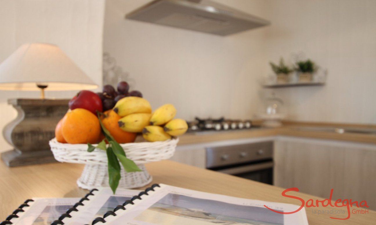 Li Conchi 32 | Cucina con composizione di frutta fresca Sardegna