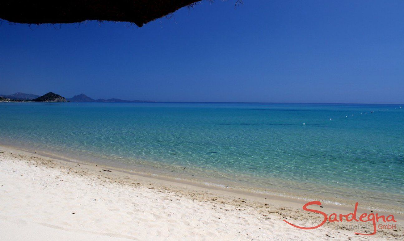 Sabbia bianca e acqua limpida sulla spiaggia di Cala Sinzias, dista solo 2 km da Li Conchi