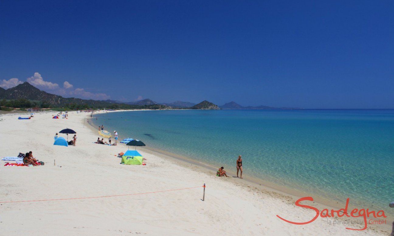 Spiaggia bellissima di sabbia bianca a Cala Sinzias, solo circa 2 km da Li Conchi