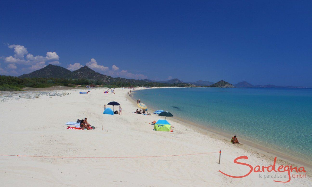 Spiaggia larga di sabbia bianca di Cala Sinzias