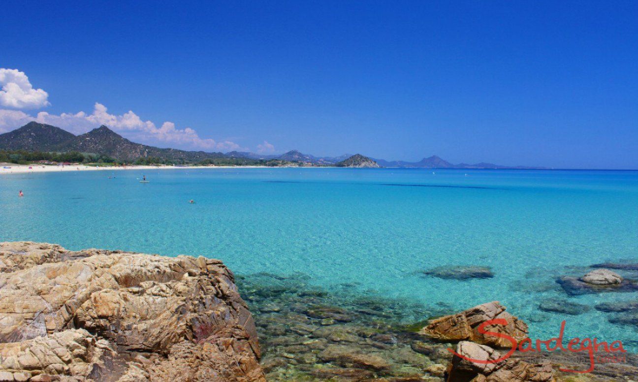 Bellissima acqua cristallina davanti alla spiaggia di Cala Sinzias