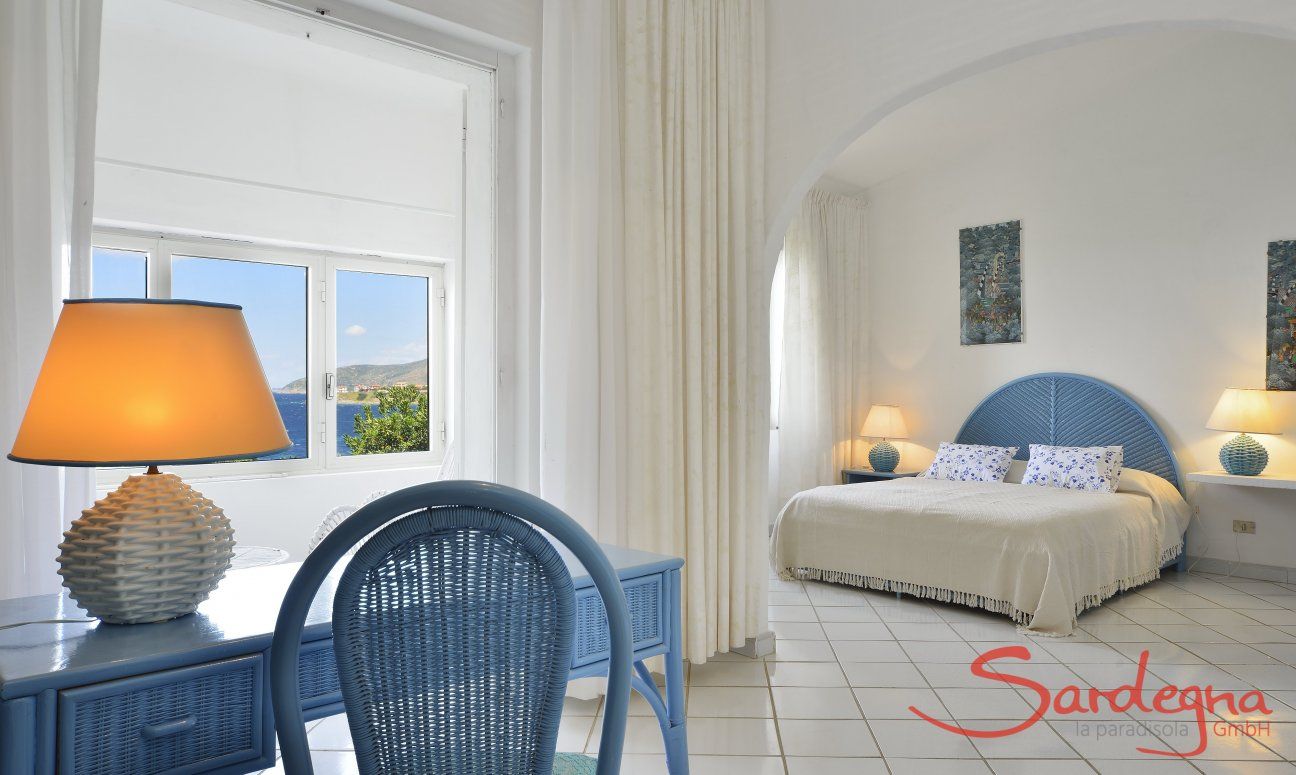 Villa Bella | Camera da letto 1 con vista mare e letto matrimoniale Camera da letto con vista mare Villa Bella