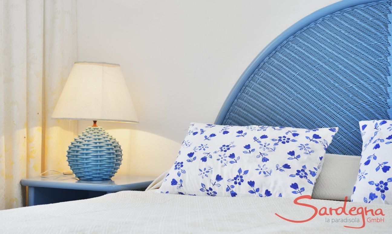 Villa Bella | Letto matrimoniale della camera 1 Letto con testata, tavolino da notte e abat-jour in celeste
