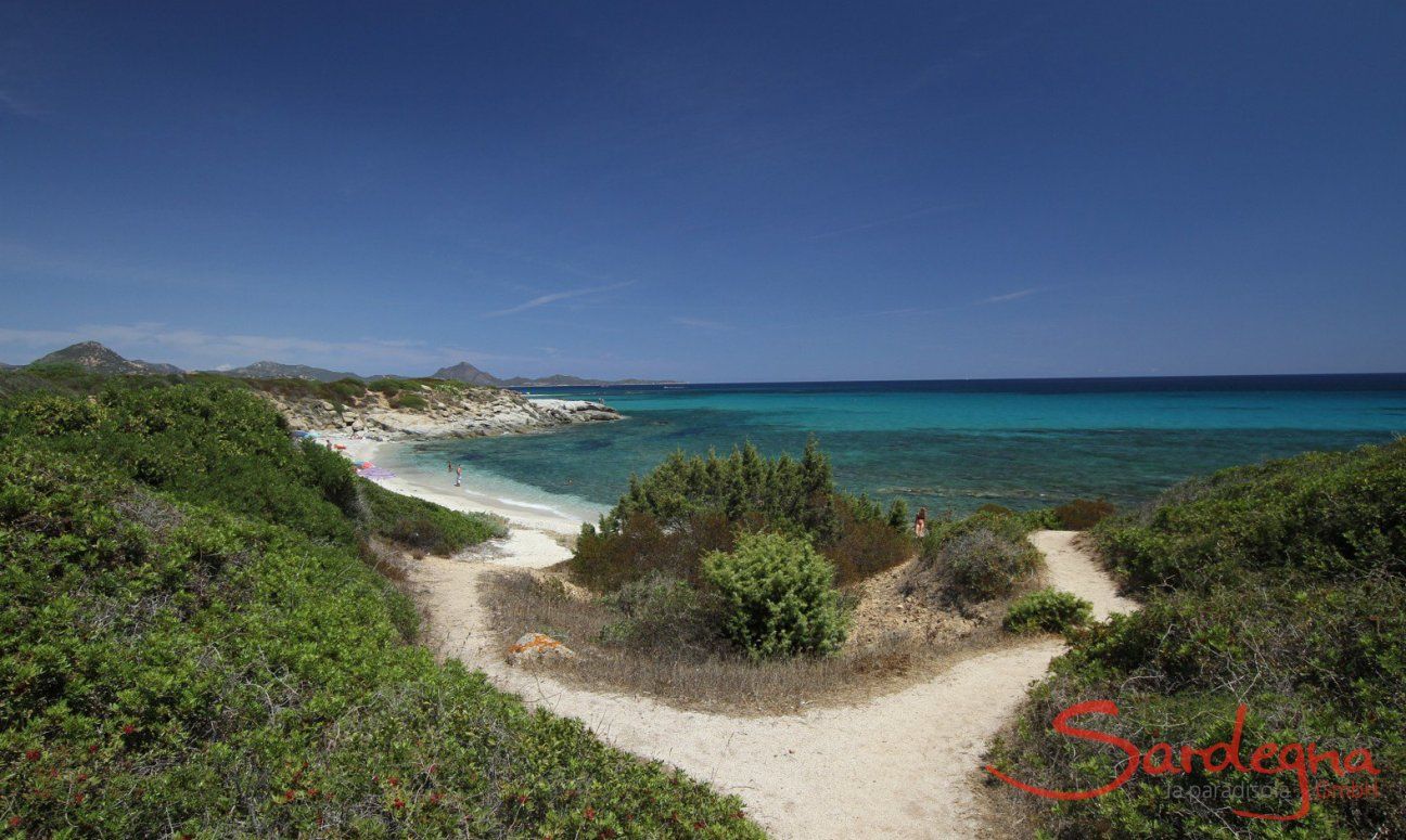 Sentiero che porta alla spiaggia di  Sant Elmo