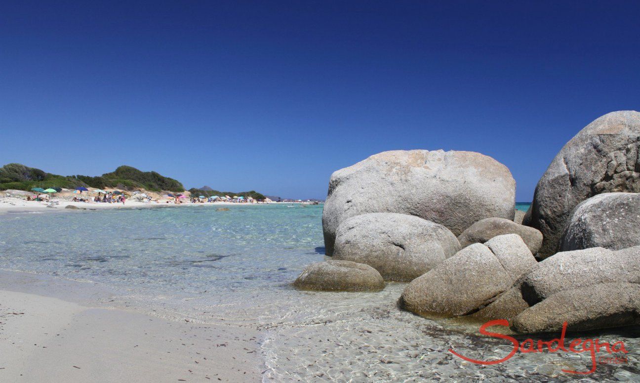 Mare cristallina della Sardegna sulla spiaggia di Sant Elmo