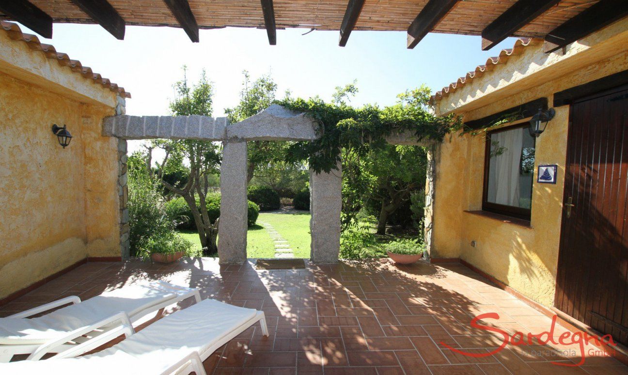 Casa Meloni 2 | Terrazza con lettini e vista sul giardino Patio