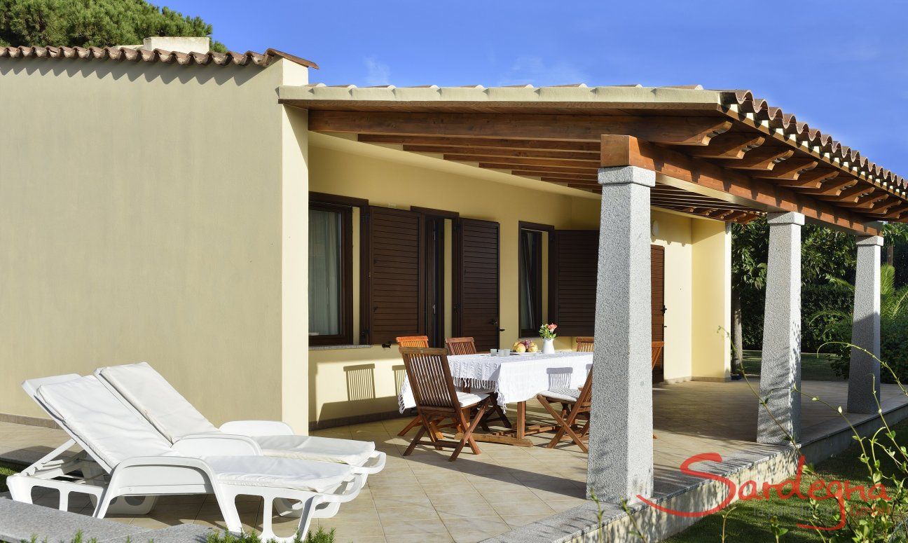 Villa Rosamar | Terrazza con ampio giardino e sedie sdraio Sardegna