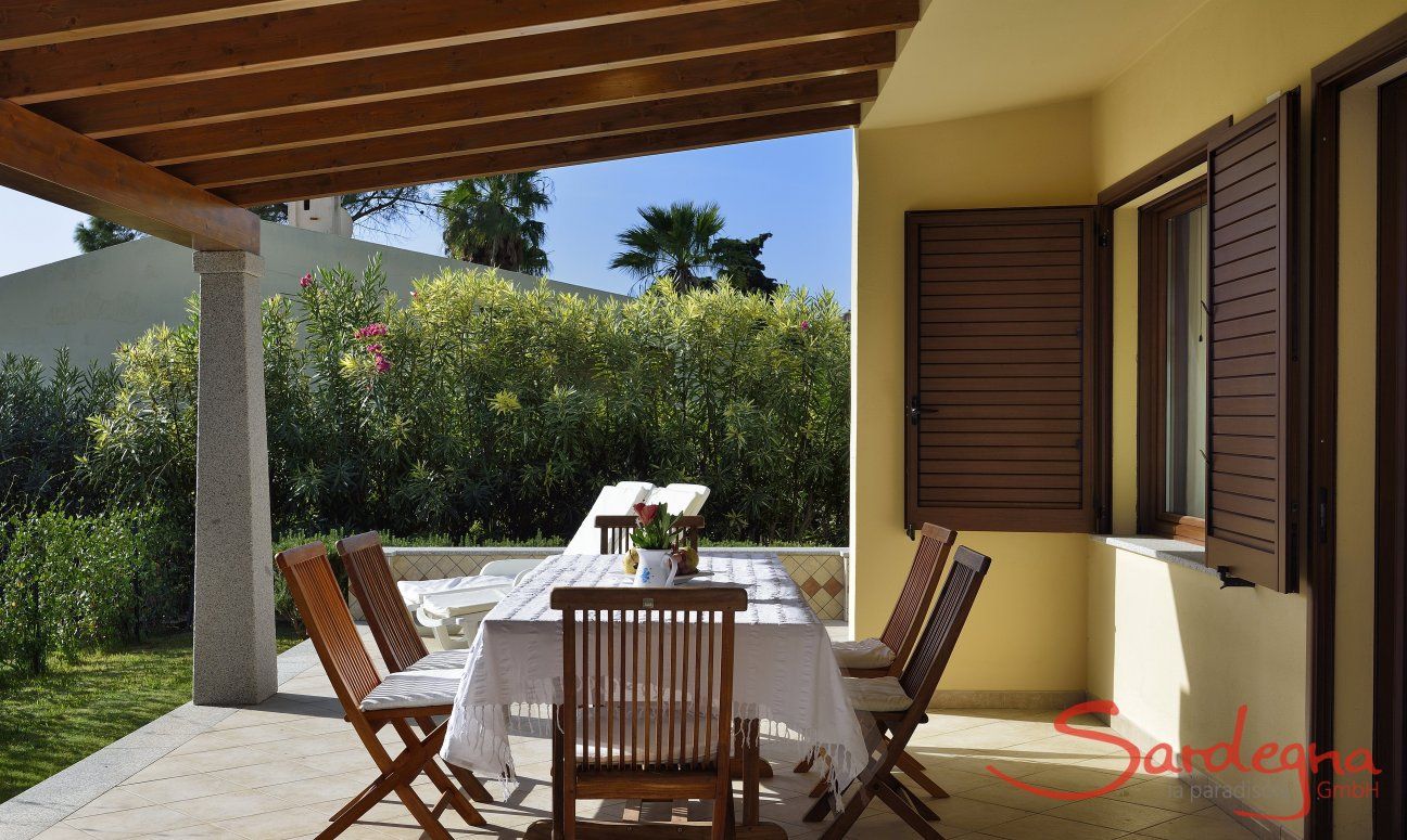 Villa Rosamar | La terrazze è arredata con un tavolo per mangiare Sardegna