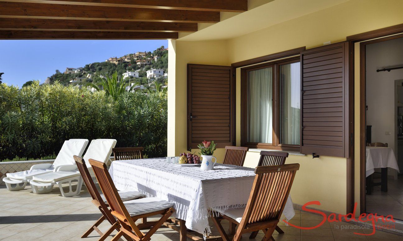 Villa Rosamar | Spazio esterno con tavolo da pranzo Sardegna