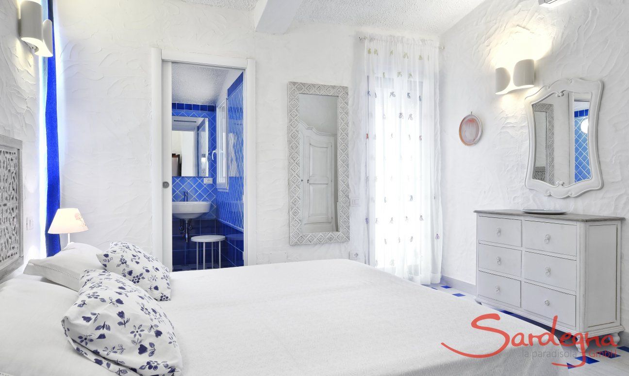 Villa Serena | Camera 1 con letto matrimoniale, aria condizionata e bagno privato Camera da letto Villa Serena, Costa Rei