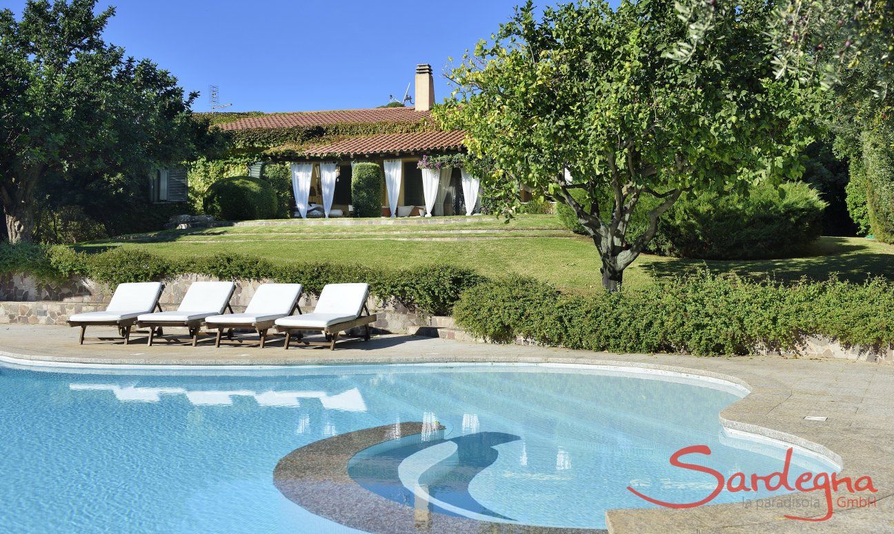 Villa Ulivi 12 | Grande piscina privata nel giardino mediterraneo Sardegna