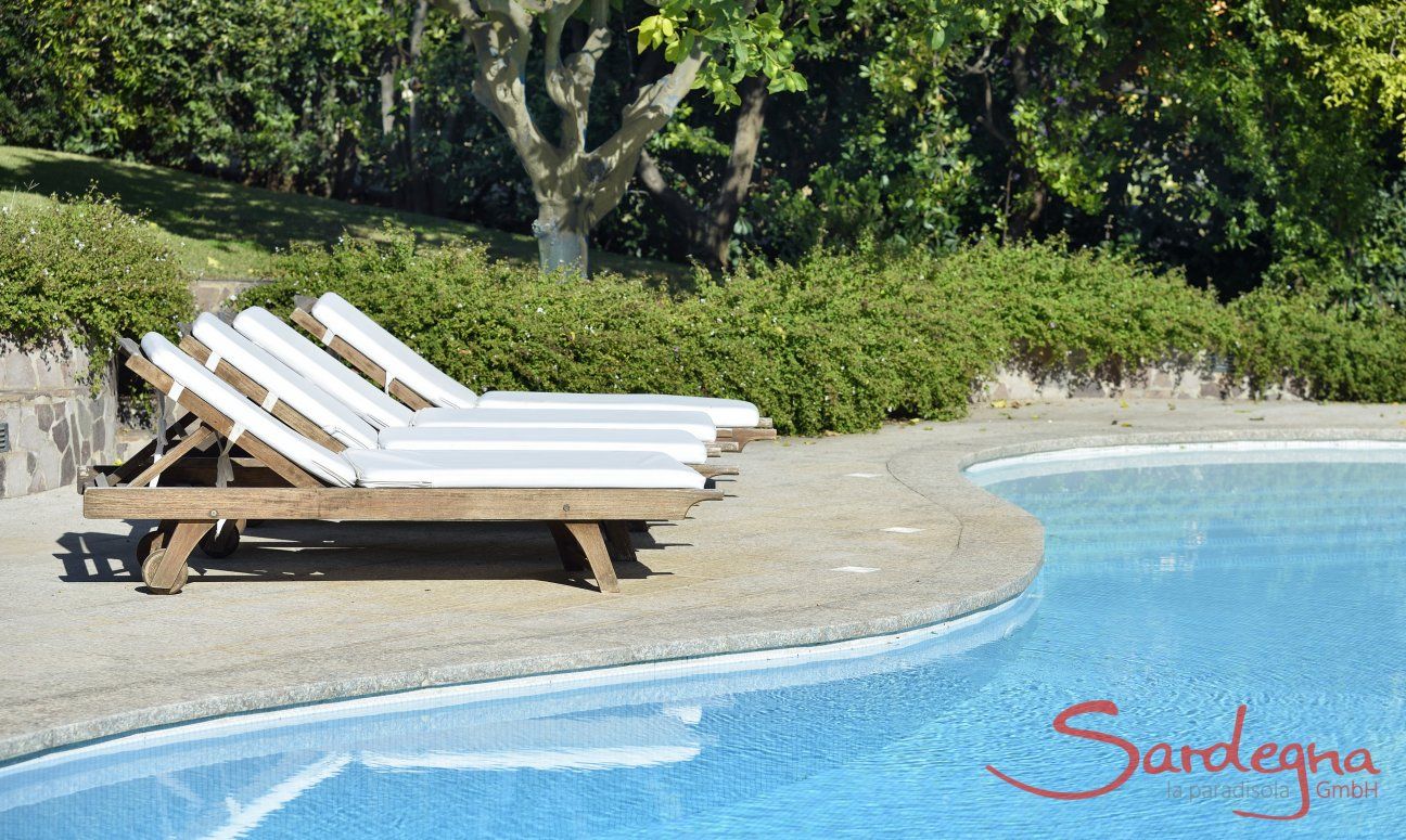 Villa Ulivi 12 | Lettini commodi per rilassarsi a bordo piscina Sardegna