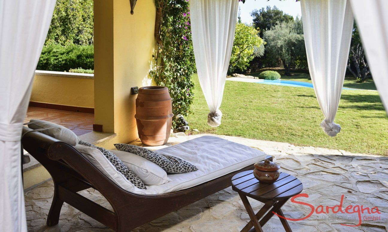 Villa Ulivi 12 | Lettino con tavolino e vista giardino per rilassarsi Relax