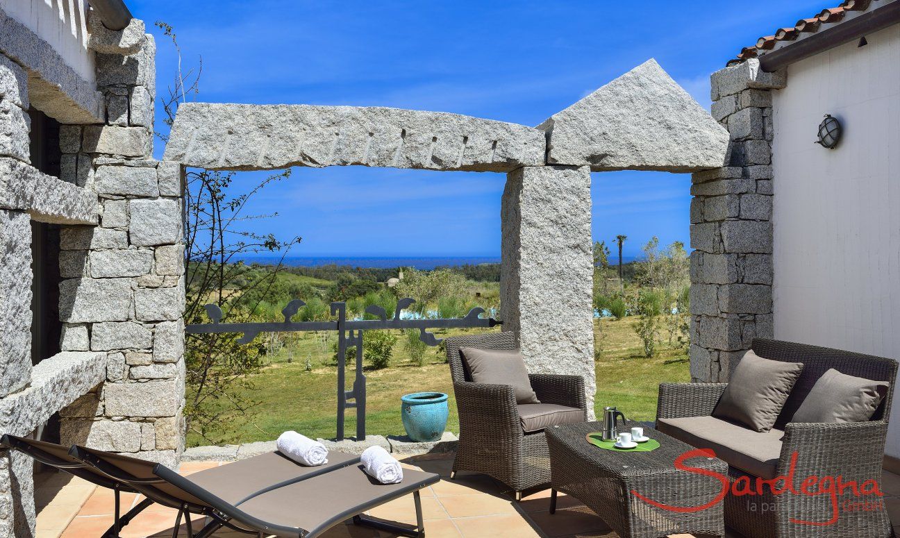 Li Conchi 39 | Patio con lettini da sole, divanetto e vista mare Veranda