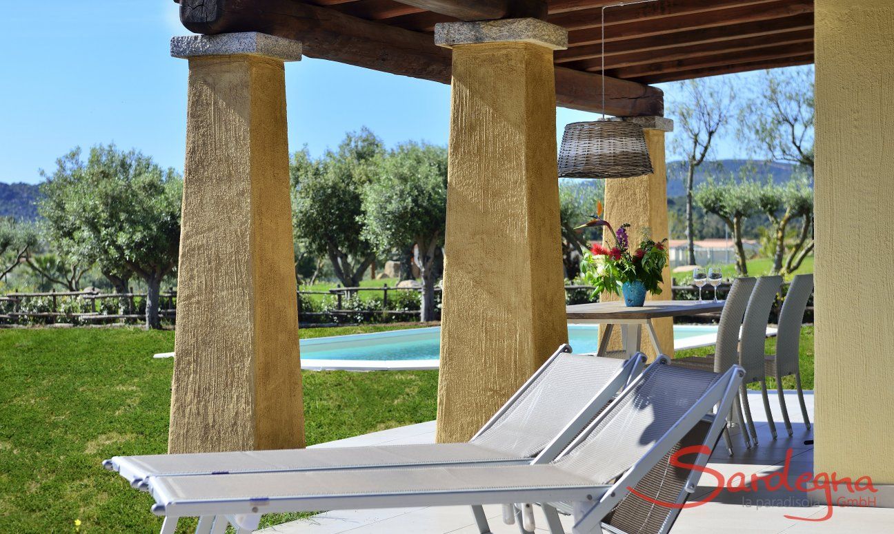 Villa Campidano 20 | Posto al sole sui lettini in veranda Lettini da sole sulla veranda di Villa Campidano 20